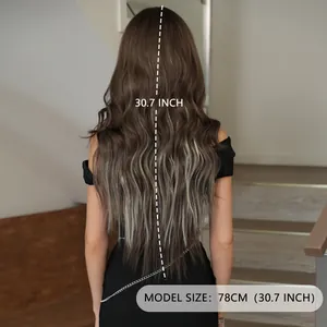 Longue perruque lace front ondulée brun foncé avec mèches dorées et vagues de 78cm