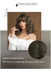 Détail montrant la texture réaliste du cuir chevelu et la raie libre de la perruque brune