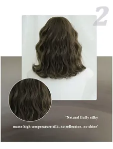 Détail d'une perruque bouclée marron soyeuse avec texture de fibre haute température
