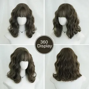 Vue à 360 degrés d'une perruque ondulée marron froid avec frange sous tous les angles sur mannequin