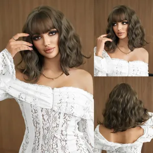 Perruque Courte Bouclée Ondulée pour Femmes Fibre Synthétique Haute Température Avec Frange Aérienne Look Naturel Résistant à la Chaleur Lolita