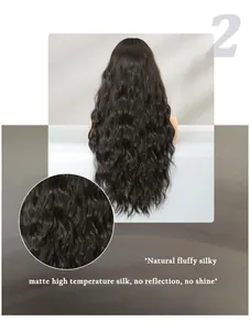 Dettaglio della trama dei capelli sintetici neri ondulati con fibre opache naturali