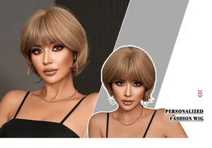 Detalle de peluca corta estilo bob marrón claro con flequillo y textura de pelo liso