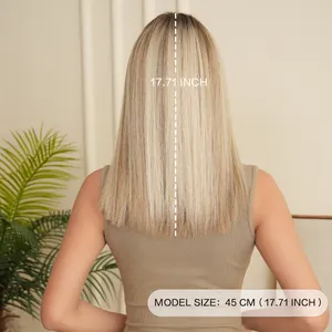 Rückansicht der 45 cm langen glatten Perücke in Lichtblond mit feinen Highlights