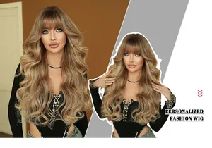Détail de la perruque blonde ondulée ombrée avec frange montrant texture et fibres