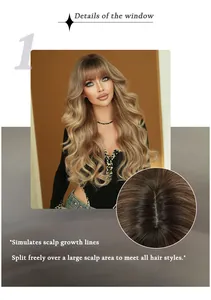 Détail de perruque blonde ondulée montrant le cuir chevelu simulé pour une raie naturelle