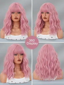 Vue à 360 degrés d'une perruque rose mi-longue ondulée avec frange sur tête de mannequin