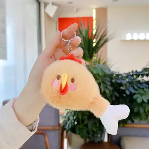 Simpatico portachiavi di peluche a coscia di pollo con anello metallico in mano
