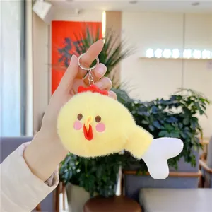 Dettaglio di un simpatico portachiavi a coscia di pollo in peluche con pelliccia