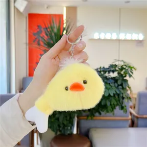 Dettaglio del portachiavi a coscia di pollo in peluche con anello in metallo argento