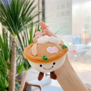 Détail d'un porte-clés en peluche bol de ramen avec œuf et garnitures en gros plan