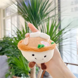 Gros plan d'un porte-clés peluche nouilles aux œufs avec texture douce et petit sourire