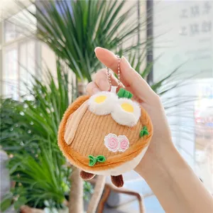 Détail d'un porte-clés peluche ramen avec nouilles en velours et œufs brodés