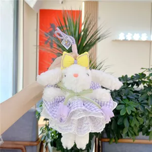 Porte-clés lapin en peluche blanche portant une robe en dentelle à carreaux violets et nœud