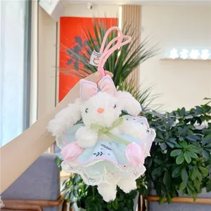 Vue détaillée d'un lapin en peluche blanc avec une robe en dentelle et un nœud rose