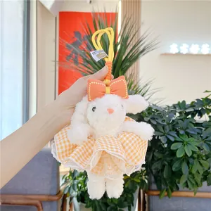 Détail du pendentif lapin en peluche avec robe à carreaux orange et bordure en dentelle