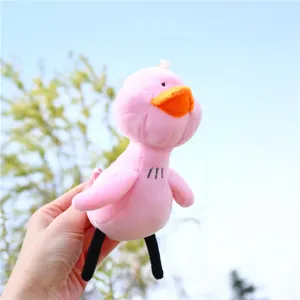 Vue détaillée d'un porte-clés oiseau en peluche rose avec un bec orange et pattes