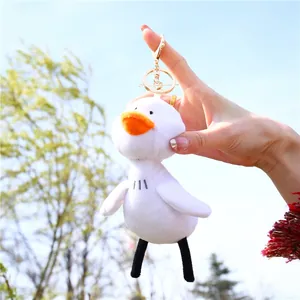 Porte-clés canard blanc en peluche avec longues pattes et anneau doré pour sacs