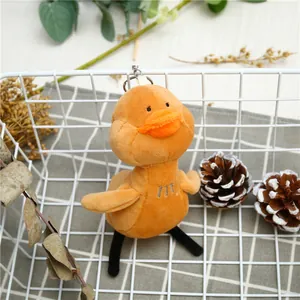 Vue détaillée du porte-clés canard en peluche orange avec de longues pattes noires