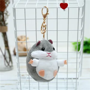 Nahaufnahme von grauem Hamster-Plüsch-Schlüsselanhänger mit goldenem Karabinerhaken