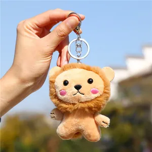 Simpatico portachiavi peluche leone con guance rosa e criniera marrone all'aperto