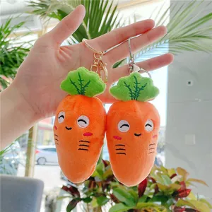 Set portachiavi carota in peluche con espressioni ricamate e foglie verdi dettagliate