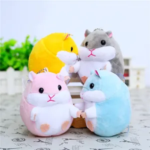 Nahaufnahme von vier bunten Hamster-Plüsch-Anhängern mit Metallkugelketten