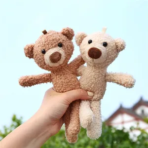 Mini charms ours en peluche marron et beige avec une texture bouclée et moelleuse
