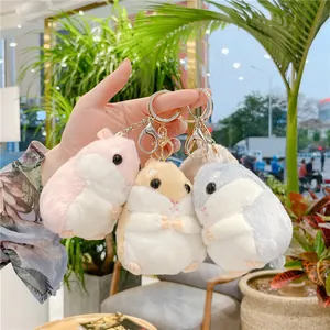 Tre carini portachiavi a criceto in peluche rosa, marrone e grigio con anelli metallici
