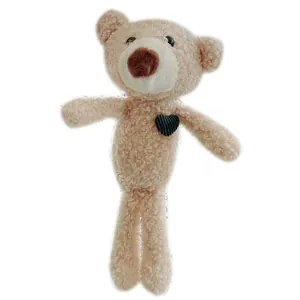 Ours en peluche beige bouclé avec écusson en cœur noir sur fond blanc neutre