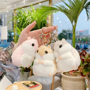 Vista dettagliata di portachiavi a forma di criceto in peluche rosa, giallo e grigio con gancio