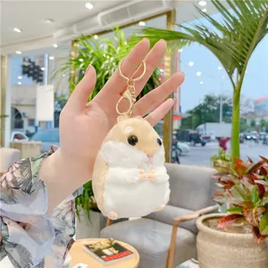 Dettaglio del portachiavi a criceto in peluche con anello dorato e morbida pelliccia