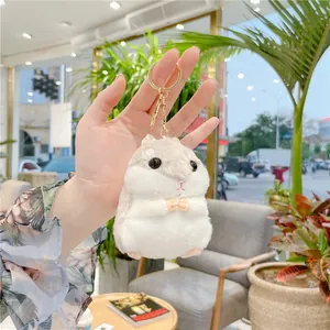 Dettaglio portachiavi a forma di criceto di peluche con anello dorato e texture soffice
