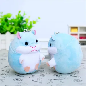 Dettaglio dei portachiavi a criceto in peluche azzurro con catena a sfere in metallo argento