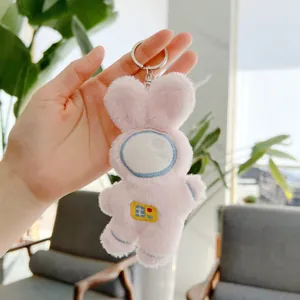 Detailopname van roze pluche astronaut konijn sleutelhanger met borduursels en haakje