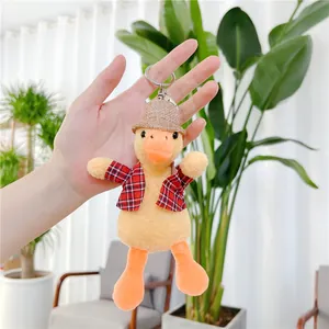 Portachiavi papera di peluche gialla con cappello di paglia e camicia a quadri