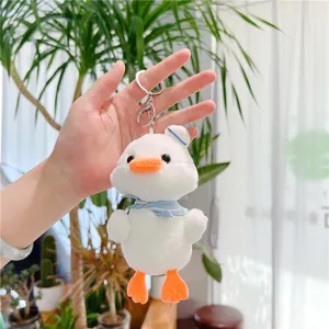 Simpatico portachiavi a forma di anatra di peluche bianca con abito da marinaio blu