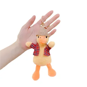 Portachiavi papera di peluche gialla con cappello di paglia e camicia a quadri