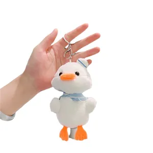 Portachiavi anatra in peluche bianco con cappello da marinaio e sciarpa azzurra