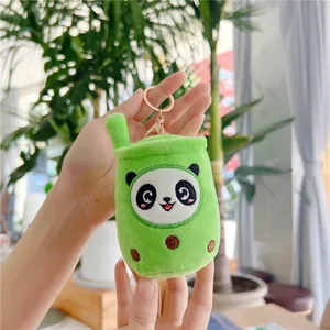 Detail van groene pluche panda bubble tea hanger met roségouden metalen karabijnslot