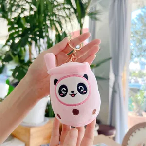 Roze pluche panda bubble tea hanger met borduursel en goudkleurige sleutelhanger
