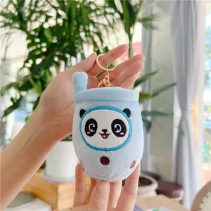 Detail van een lichtblauwe pluche panda melkthee sleutelhanger met gouden clip