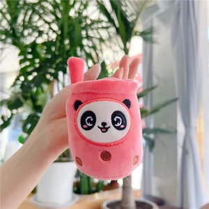 Detailopname van roze bubble tea knuffel met pandaborduursel en zacht pluche rietje