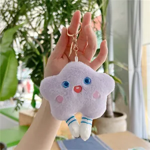 Details des lila Stern-Plüsch-Anhängers mit blau gestreiften Beinen in der Hand gehalten