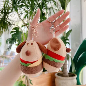 Dettaglio dei portachiavi in peluche a forma di hot dog e burger dog con ganci metallici