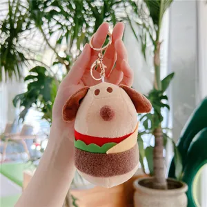 Dettaglio portachiavi cane burger in peluche con pelliccia morbida e gancio d'oro