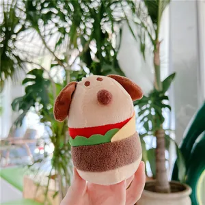 Dettaglio del peluche cane burger con strati di pomodoro, lattuga e formaggio