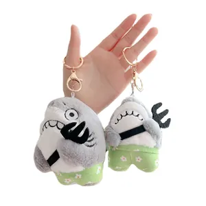 Haai pluche sleutelhanger set met groene bloemenbroek en gouden clip op witte achtergrond