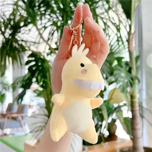 Dettaglio del portachiavi di dinosauro in peluche giallo con chiusura in metallo dorato