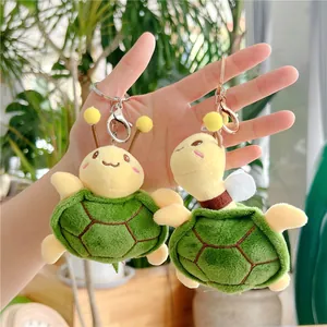 Detail van schattige schildpad pluche sleutelhangers met zachte stof en metalen ringen